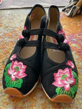 Chinese Retro (Women’s US Size 8.5 / 9) Embroidered Black Pink Floral Sneakers